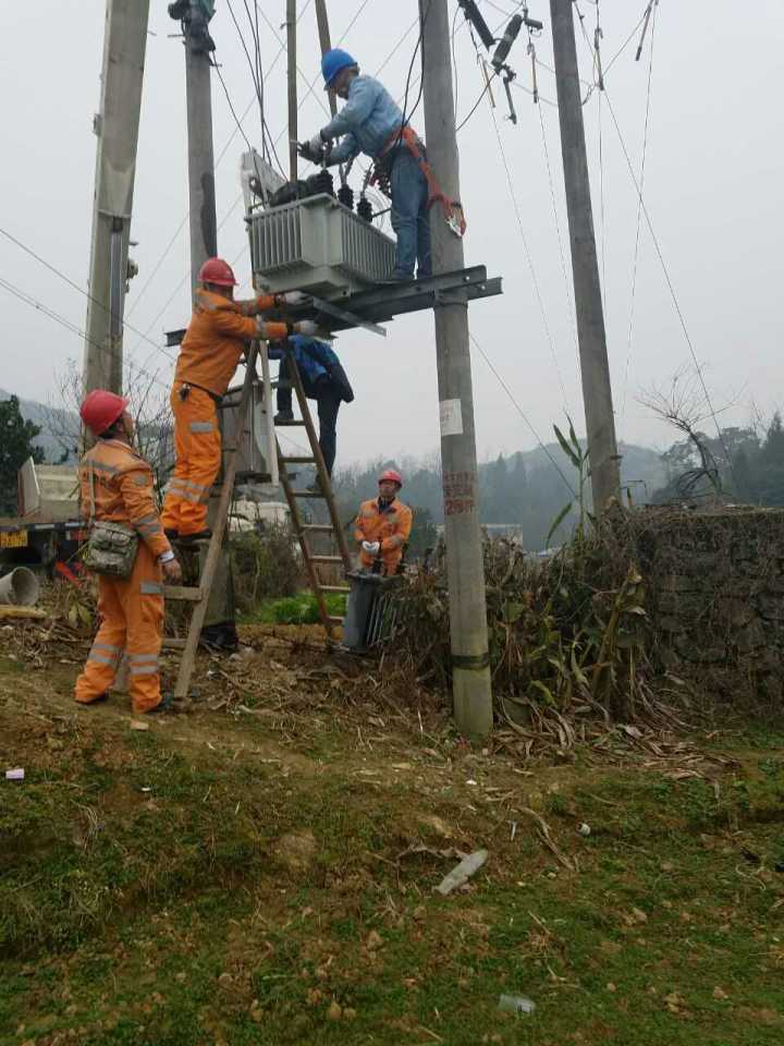 守護(hù)燈火，電力人在行動(dòng)——松桃供電局一線員工春節(jié)保電側(cè)記