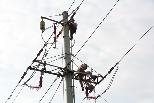 國網(wǎng)霞浦供電公司加裝線路避雷器，保障兩節(jié)期間電網(wǎng)可靠性