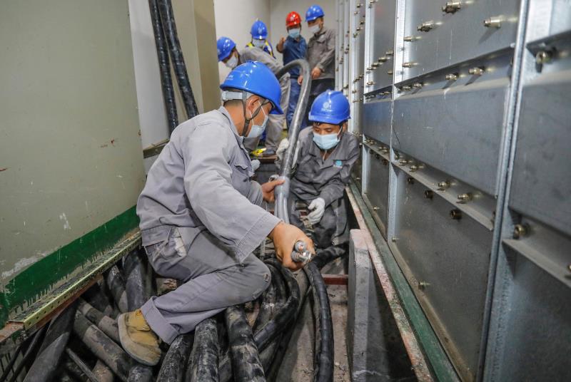 與時(shí)間賽跑，為生命加速 電力員工星夜鏖戰(zhàn)為醫(yī)院用電“增容”