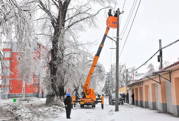 受強雨雪大風冰凍天氣影響，吉林延邊全力搶修供電線路
