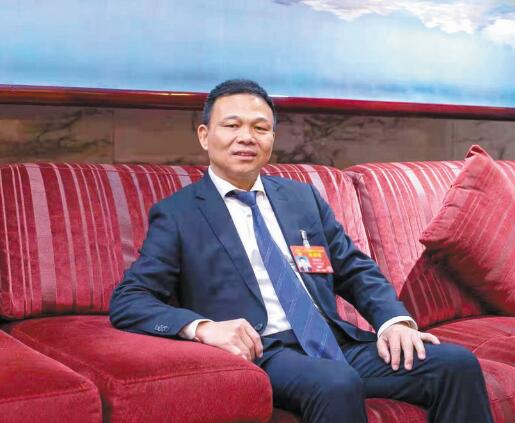 強(qiáng)電網(wǎng)優(yōu)服務(wù) 推動(dòng)城鄉(xiāng)一體化發(fā)展——訪全國(guó)人大代表、奧克斯集團(tuán)有限公司董事長(zhǎng)鄭堅(jiān)江