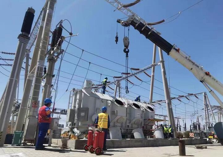 吊罩成功！主變大修工程為“綠色電”保駕護(hù)航