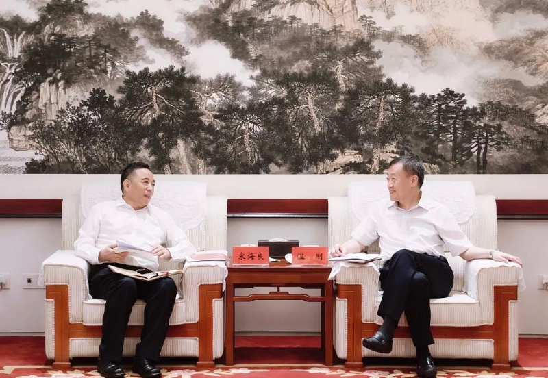 宋海良孫洪水與中國(guó)融通集團(tuán)董事長(zhǎng)溫剛、總經(jīng)理馬正武座談