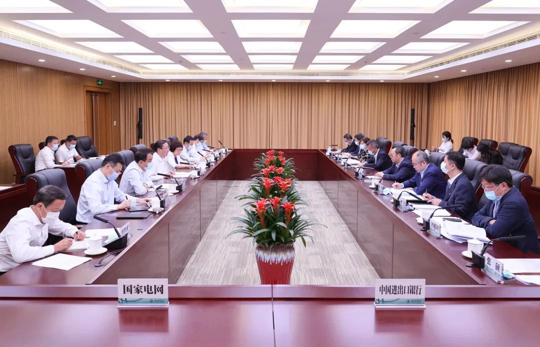 國家電網(wǎng)公司董事長、黨組書記辛保安與進(jìn)出口銀行董事長吳富林會(huì)談