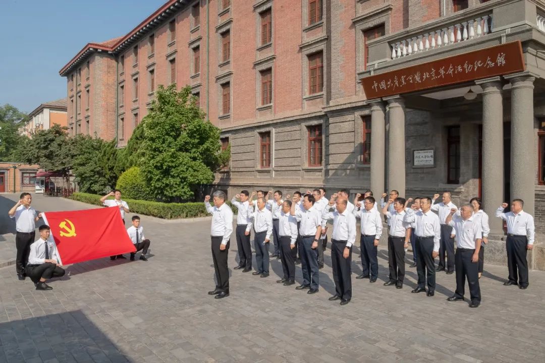 國(guó)家能源集團(tuán)黨組成員集體參觀學(xué)習(xí) “光輝偉業(yè)、紅色序章”主題展覽