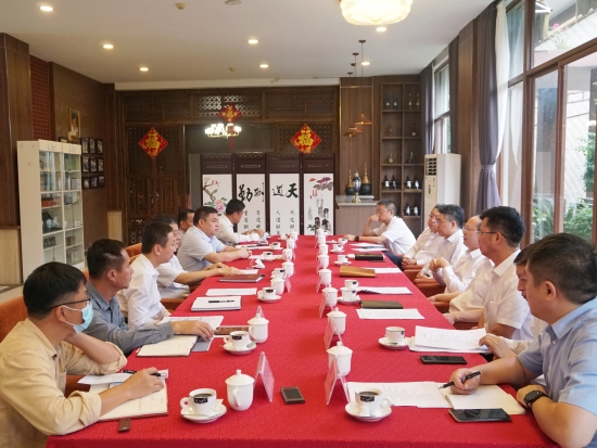 中國電建黨委常委、副總經(jīng)理徐鵬程與海南萬寧市委書記蓋文啟、市長王三防座談