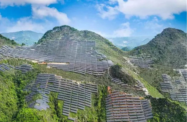 全國(guó)首例！吉電股份“大容量、高坡度”集中式山地光伏項(xiàng)目并網(wǎng)