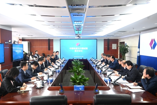 中國(guó)電建黨委書記、董事長(zhǎng)丁焰章與中國(guó)誠通集團(tuán)黨委書記、董事長(zhǎng)朱碧新會(huì)談
