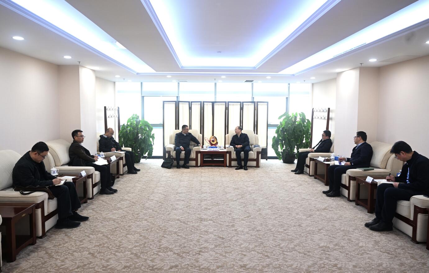 中國(guó)電建黨委常委、副總經(jīng)理徐鵬程與西藏開發(fā)投資集團(tuán)黨委書記、董事長(zhǎng)祁騰武會(huì)談