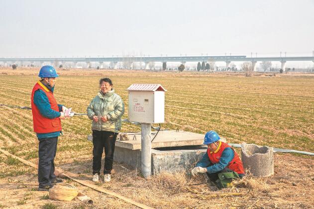 山東省梁山縣：黃河灘區(qū)上，井在地頭，電到井口