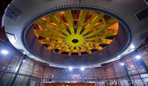 黃河上游在建海拔最高、裝機容量最大的水電站首臺機組定子順利吊裝