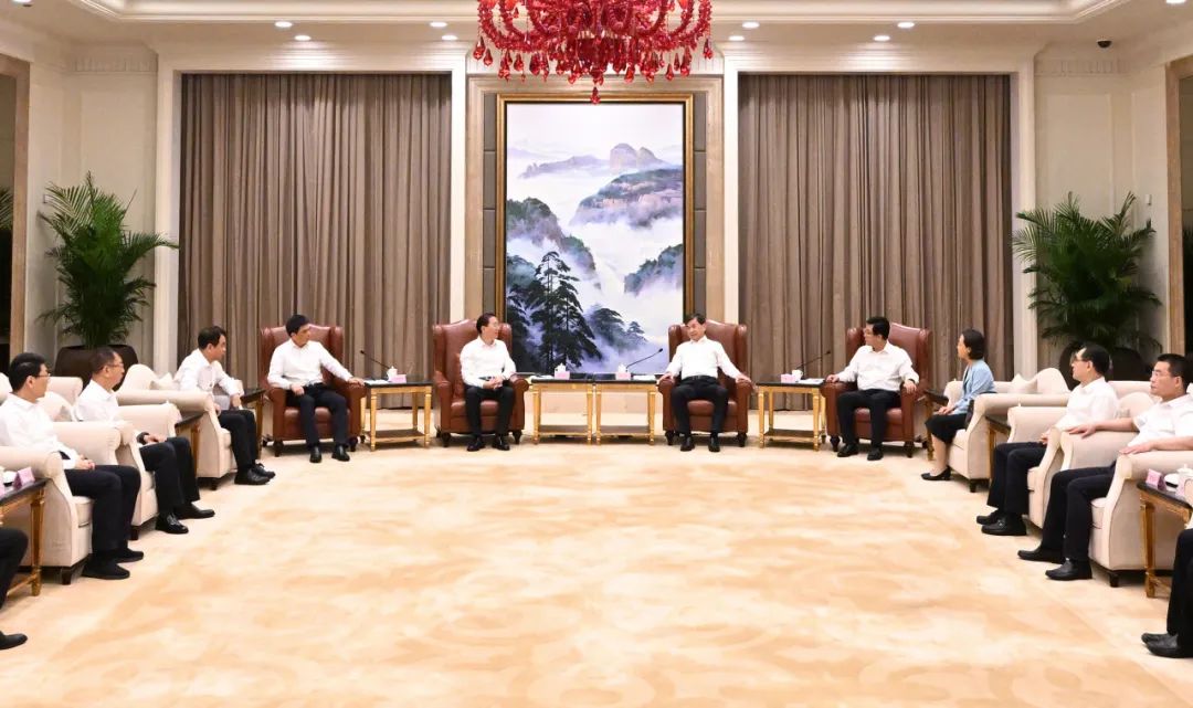 國家電網(wǎng)公司董事長、黨組書辛保安與福建省委書記周祖翼、省長趙龍會談