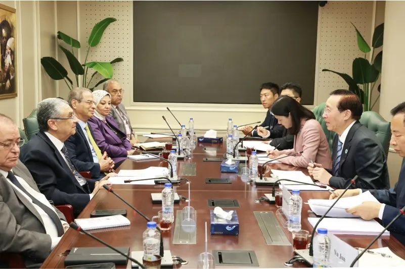 國家電網(wǎng)董事長辛保安與埃及電力部部長沙赫爾、中國駐埃及大使廖力強(qiáng)會(huì)談