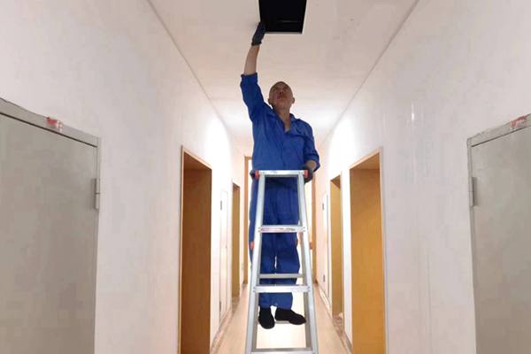 圖為物業(yè)人員利用節(jié)假日對值班宿舍電纜廊道、空調(diào)管道進行檢查和維護