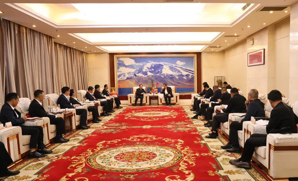 華電集團黨組書記、董事長江毅與喀什地委副書記、行署專員艾尼瓦爾·吐爾遜舉行會談