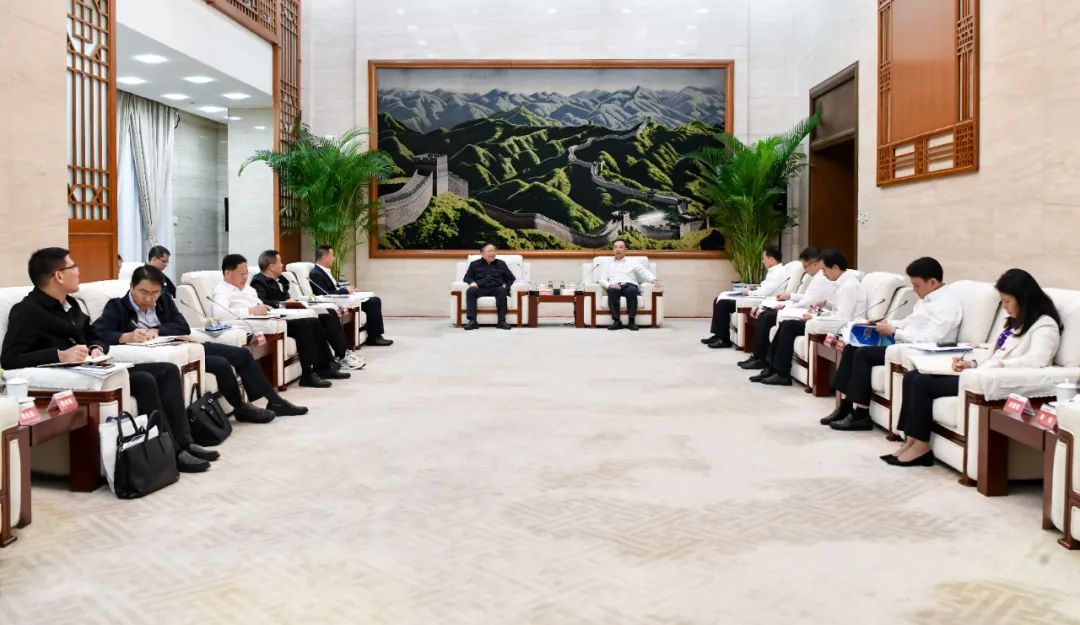 大唐集團有限公司黨組書記、董事長鄒磊與廣西壯族自治區(qū)國資委黨委書記秦如培會談