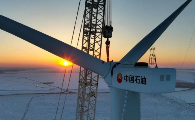 中國石油在建單體規(guī)模最大集中風(fēng)電項目——昂格55萬千瓦風(fēng)電項目首臺風(fēng)機成功吊裝！