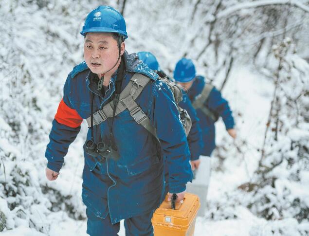 【國網(wǎng)楷?！恐芗t亮：巡行秦嶺深處 守護線路安全
