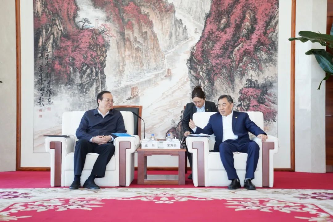 中國能建黨委書記、董事長宋海良與歐洲自然科學(xué)院院士、中國發(fā)展研究院院長王彤會(huì)談