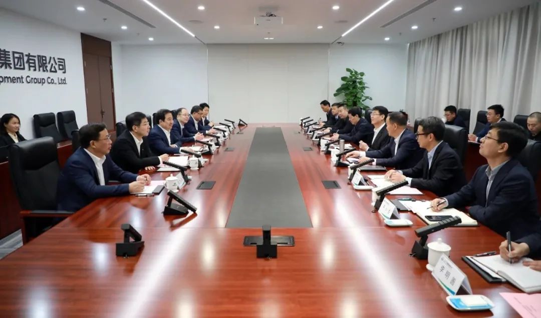 中國電氣裝備黨委書記、董事長(zhǎng)白忠泉會(huì)見甘肅電氣集團(tuán)董事長(zhǎng)劉萬祥、天水市副市長(zhǎng)胡志勇