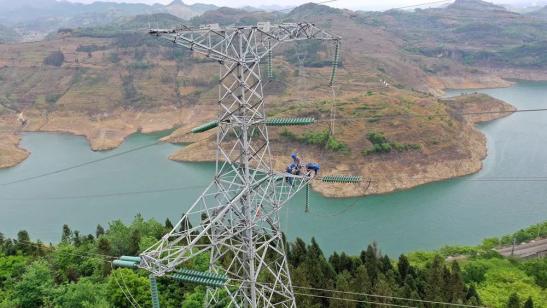 貴州興義供電局高空之上，用責(zé)任守護安全送去光明
