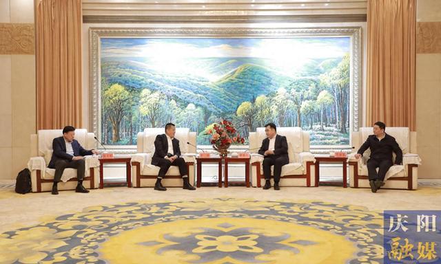慶陽(yáng)市委書記黃澤元、市長(zhǎng)周繼軍與山東能源集團(tuán)黨委書記、董事長(zhǎng)李偉一行座談