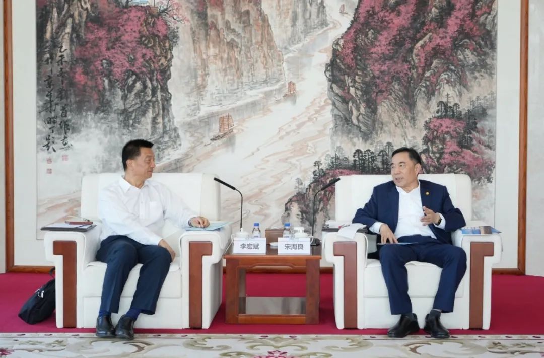 中國(guó)能建黨委書記、董事長(zhǎng)宋海良與新疆住建廳黨組書記、副廳長(zhǎng)李宏斌會(huì)談