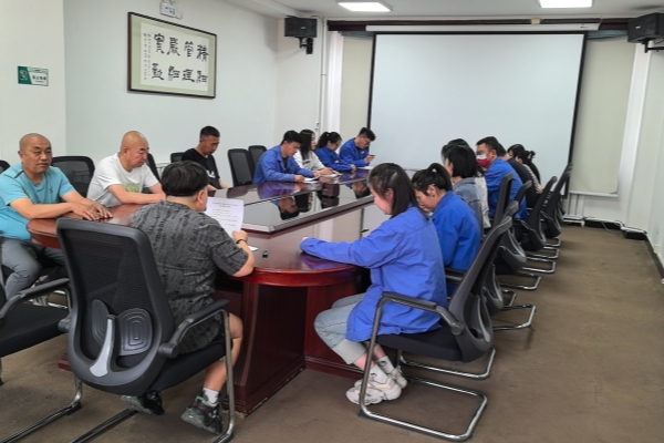 烏海千里山供電公司：加強(qiáng)理論學(xué)習(xí)，風(fēng)清氣正過節(jié)