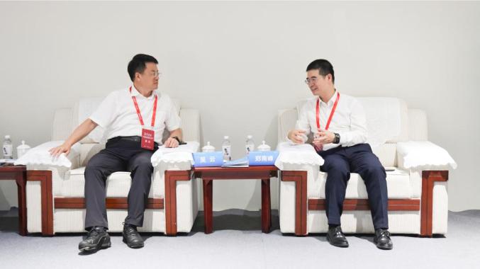 吳云與中國科學(xué)院院士、中國氫能聯(lián)盟戰(zhàn)略指導(dǎo)委員會(huì)委員、廈門大學(xué)教授鄭南峰座談