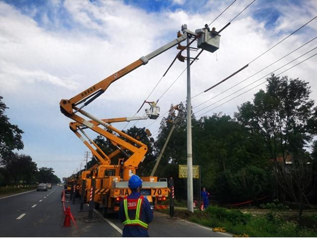 國網(wǎng)郫都供電公司“雙車”帶電緊急搶修，確保上萬群眾用電無憂