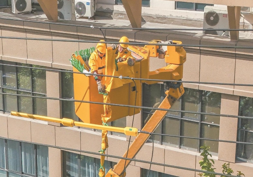 四川南充供電公司帶電作業(yè)配合有序，高效消除線路隱患