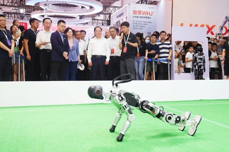 工信部黨組書(shū)記、部長(zhǎng)金壯龍參觀調(diào)研2024世界機(jī)器人大會(huì)