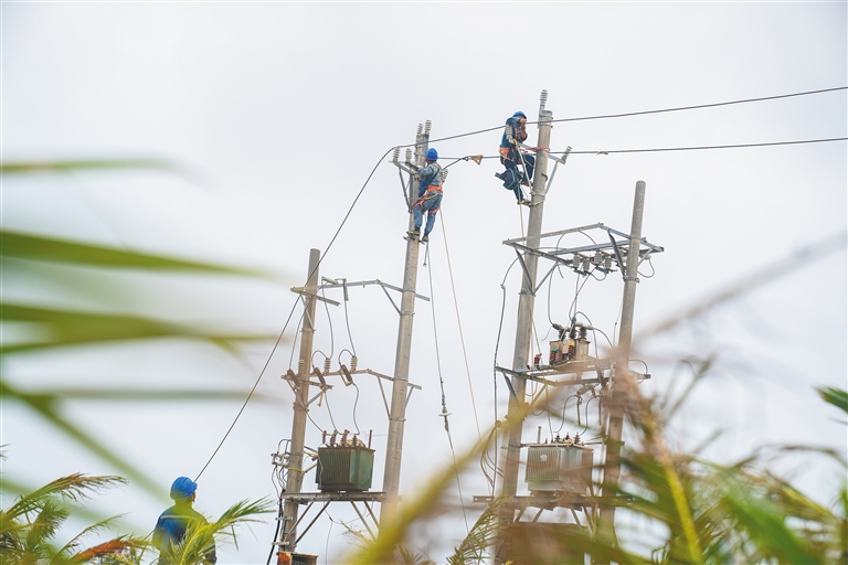 保亭、三亞等多個(gè)市縣供電隊(duì)伍全力支援文昌搶修復(fù)電