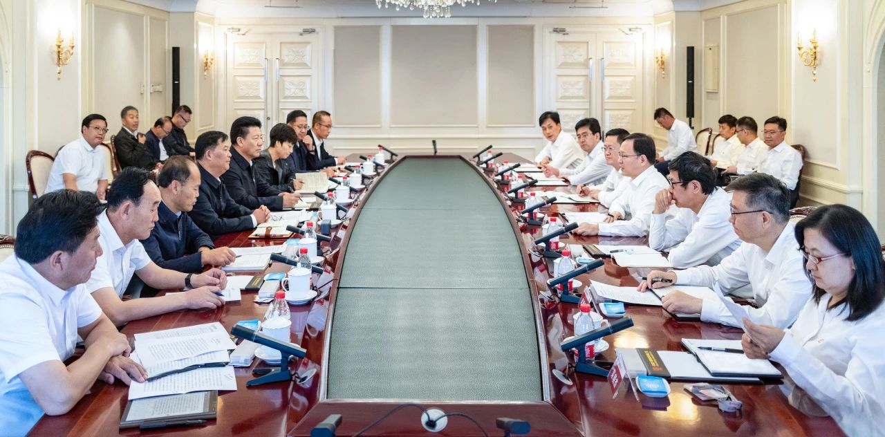 大唐集團(tuán)總經(jīng)理、黨組副書記張傳江與青海省海南州委書記呂剛、州長尕瑪朋措會(huì)談