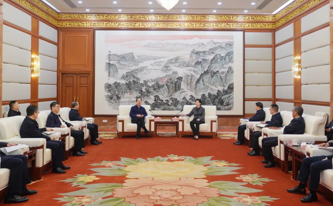 中國(guó)電建黨委書(shū)記、董事長(zhǎng)丁焰章拜會(huì)四川省委副書(shū)記、省長(zhǎng)施小琳