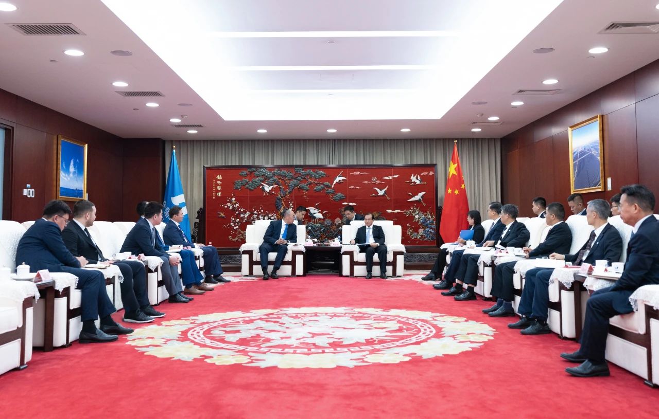 華電集團(tuán)董事長(zhǎng)、黨組書記江毅與哈薩克斯坦工業(yè)和建設(shè)部部長(zhǎng)哈納特·沙爾拉帕耶夫會(huì)談