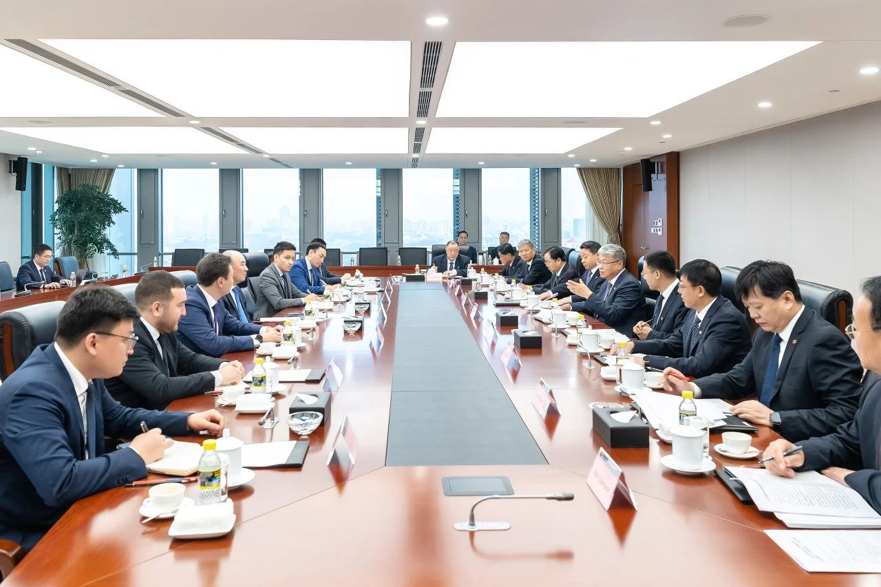 國家能源集團(tuán)董事長(zhǎng)劉國躍與哈薩克斯坦工業(yè)和建設(shè)部部長(zhǎng)沙爾拉帕耶夫·哈納特舉行會(huì)談