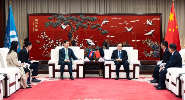 華電集團(tuán)董事長(zhǎng)、黨組書(shū)記江毅與柬埔寨礦能部部長(zhǎng)高·洛塔納會(huì)談