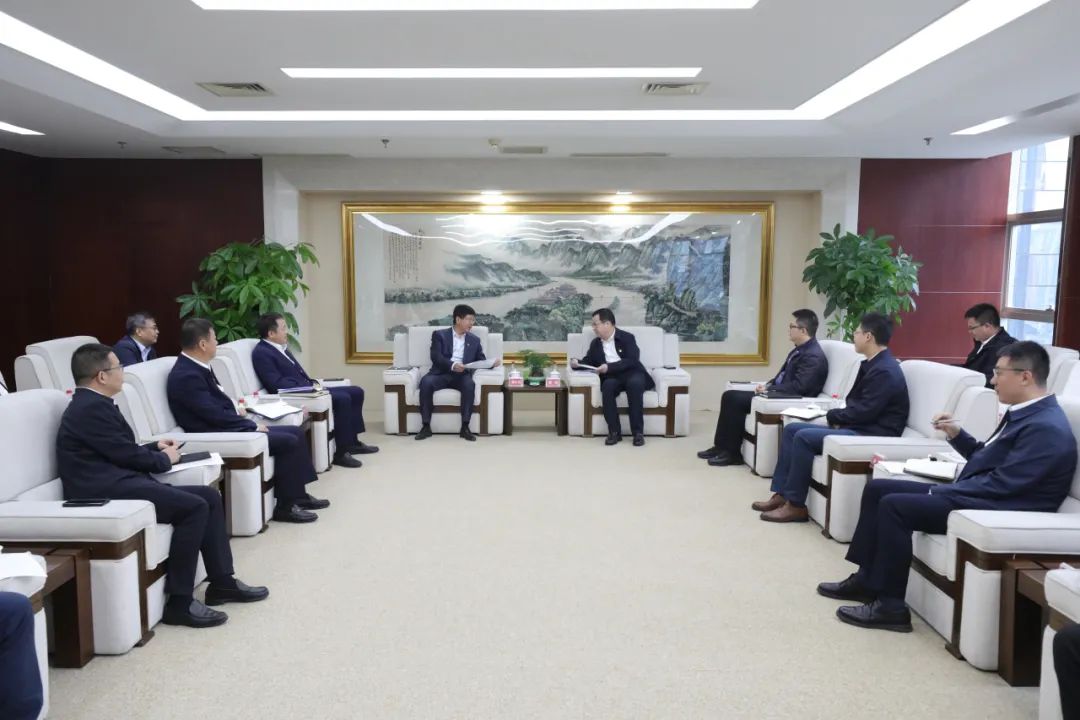 大唐四川公司黨委書記、董事長梁華與中能建西南區(qū)域總部黨委書記、總經(jīng)理，中能建西南投資公司黨委書記、董事長鄒小川會談