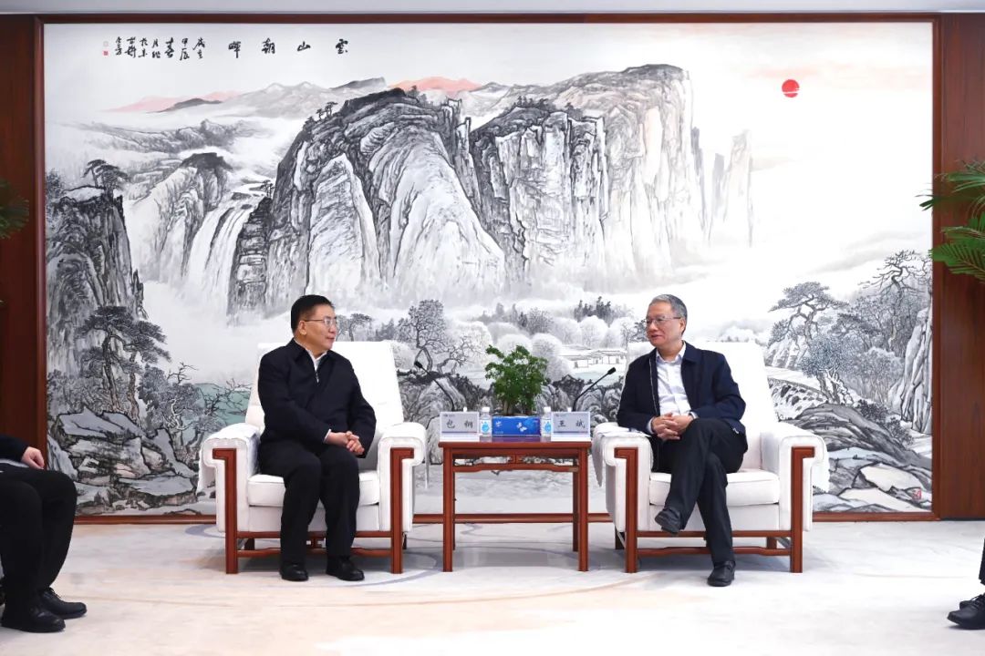 中國(guó)電建黨委副書記、總經(jīng)理王斌與內(nèi)蒙古自治區(qū)黨委常委、呼和浩特市委書記包鋼會(huì)談