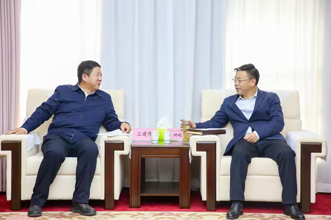 大唐甘肅公司黨委書記、董事長王建偉與甘肅能化集團黨委書記、董事長謝曉鋒會談