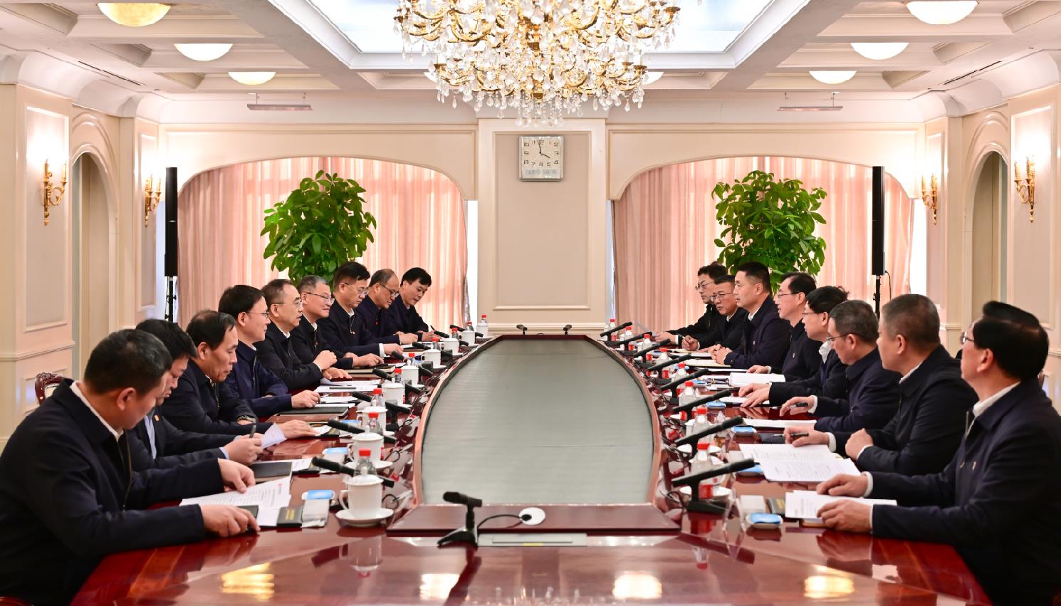 大唐集團董事長鄒磊、總經(jīng)理張傳江與中國安能董事長陳奕輝、總經(jīng)理周慶豐會談