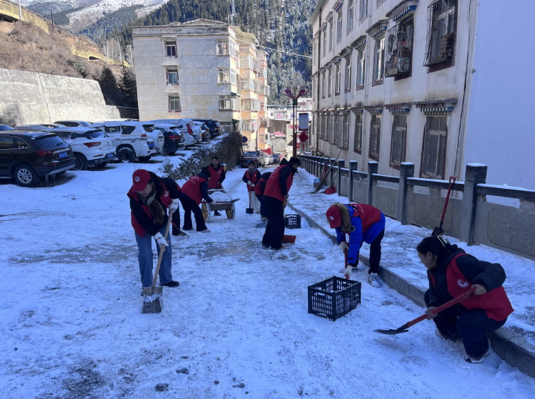 挺膺擔(dān)當(dāng)志愿服務(wù)，清冰除雪保障安全