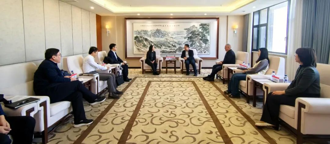中國(guó)農(nóng)業(yè)銀行吉林省分行黨委委員、副行長(zhǎng)兼長(zhǎng)春分行黨委書記、行長(zhǎng)曹紅一行拜訪華電吉林公司